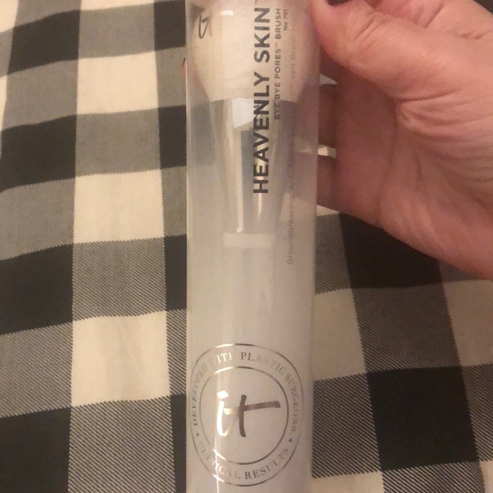 IT Cosmetics Heavenly Skin Bye Bye Pores Brush